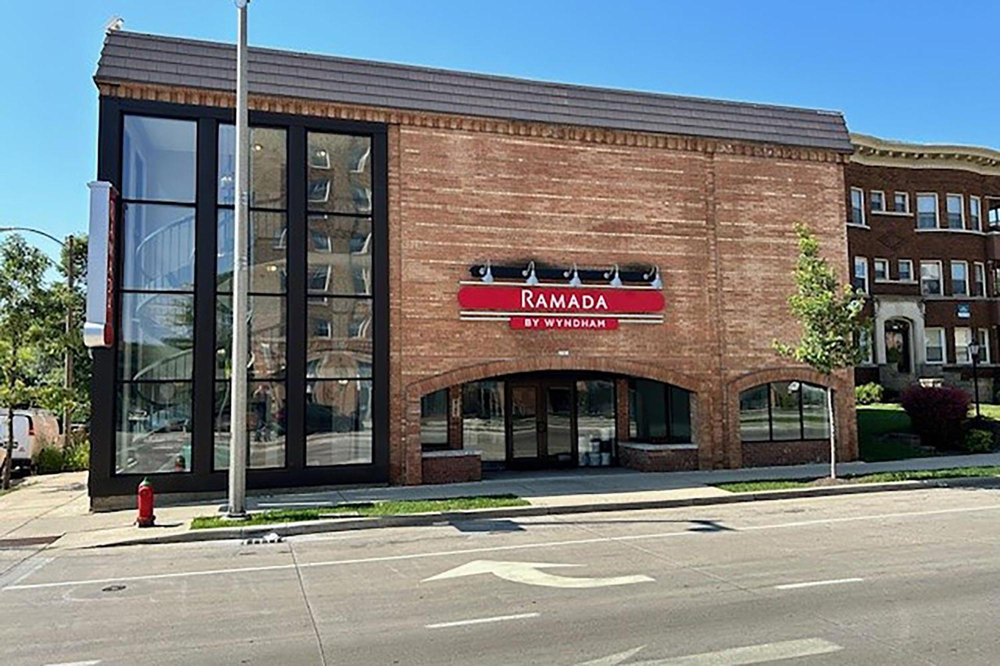 Hotel Ramada By Wyndham Milwaukee Exterior foto