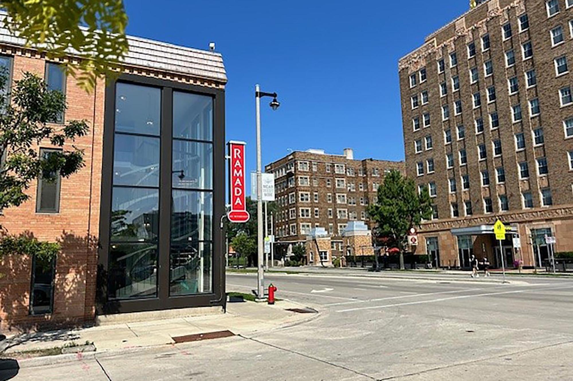 Hotel Ramada By Wyndham Milwaukee Exterior foto