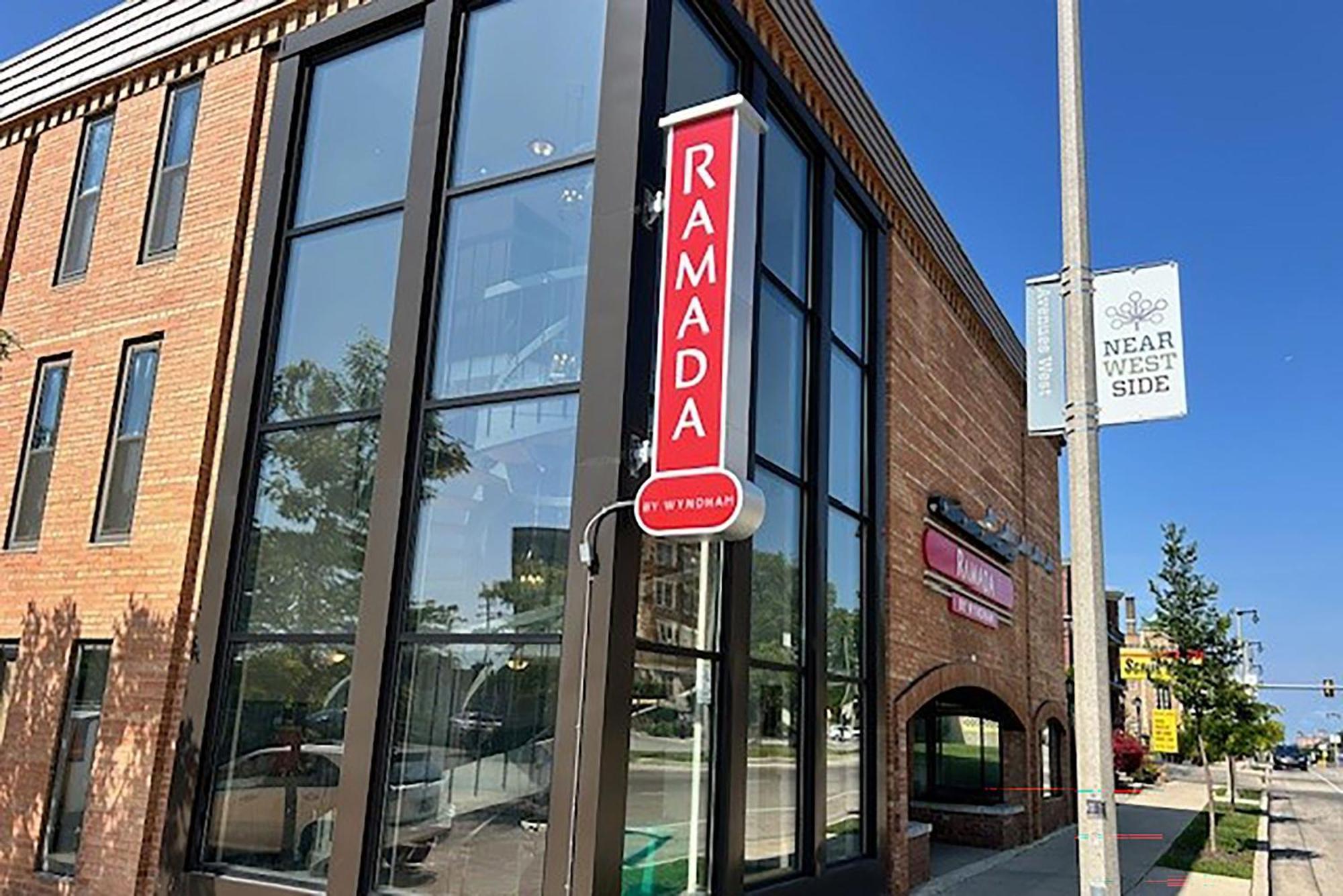 Hotel Ramada By Wyndham Milwaukee Exterior foto