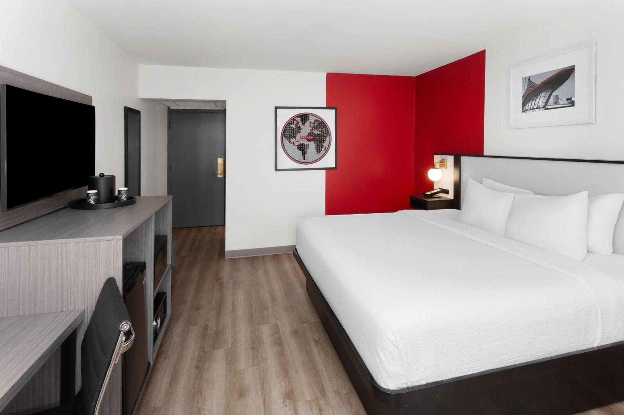 Hotel Ramada By Wyndham Milwaukee Exterior foto