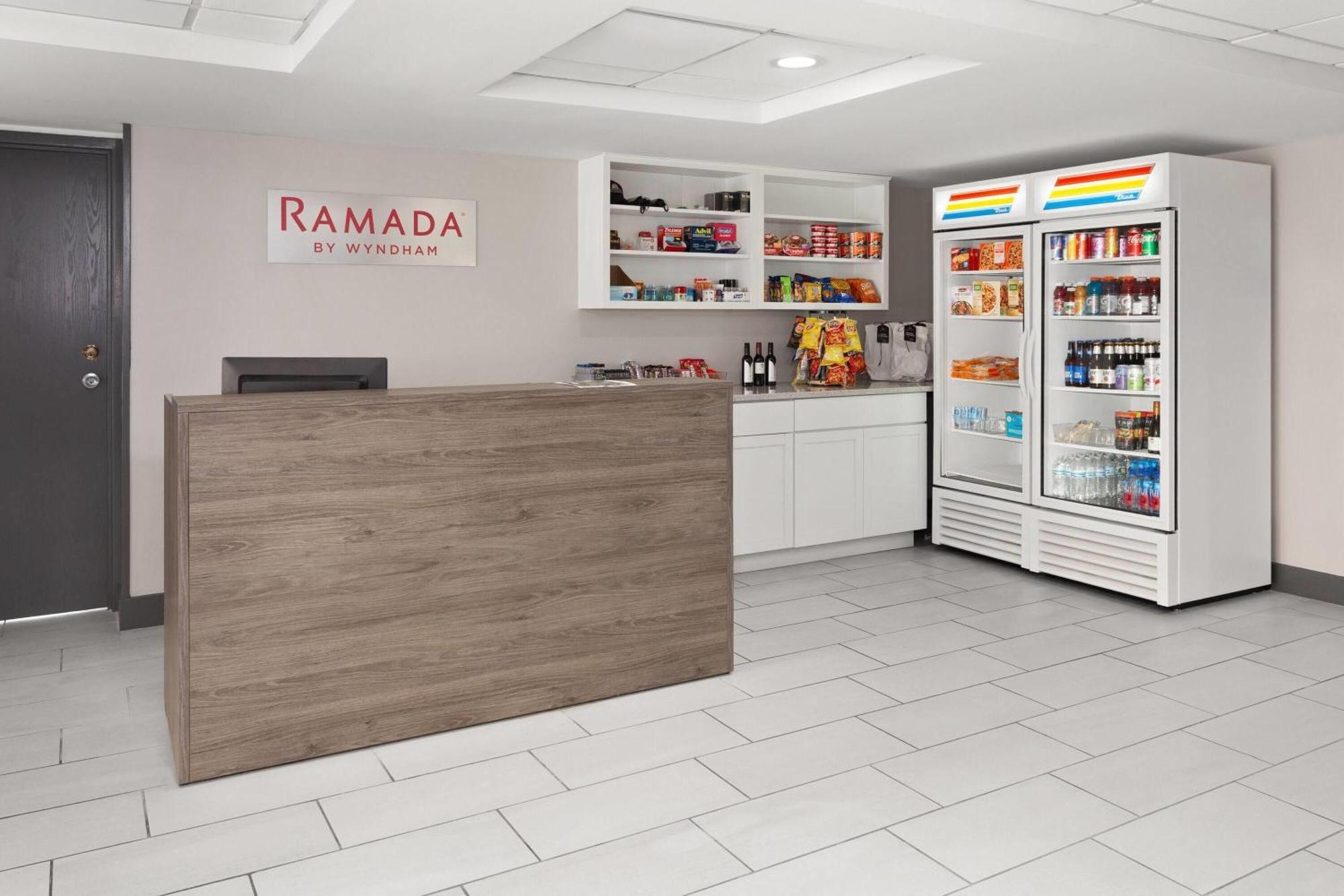 Hotel Ramada By Wyndham Milwaukee Exterior foto