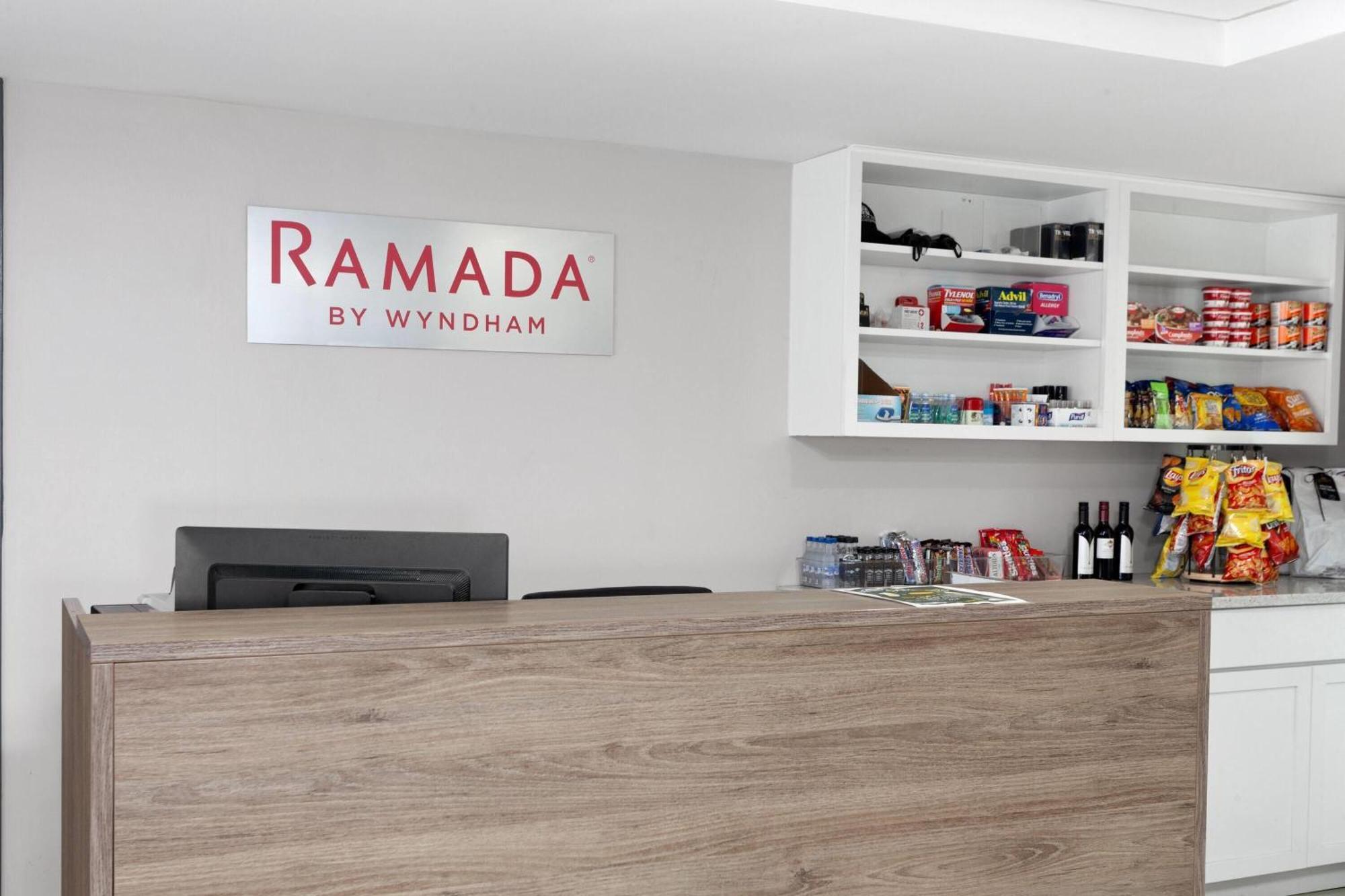 Hotel Ramada By Wyndham Milwaukee Exterior foto