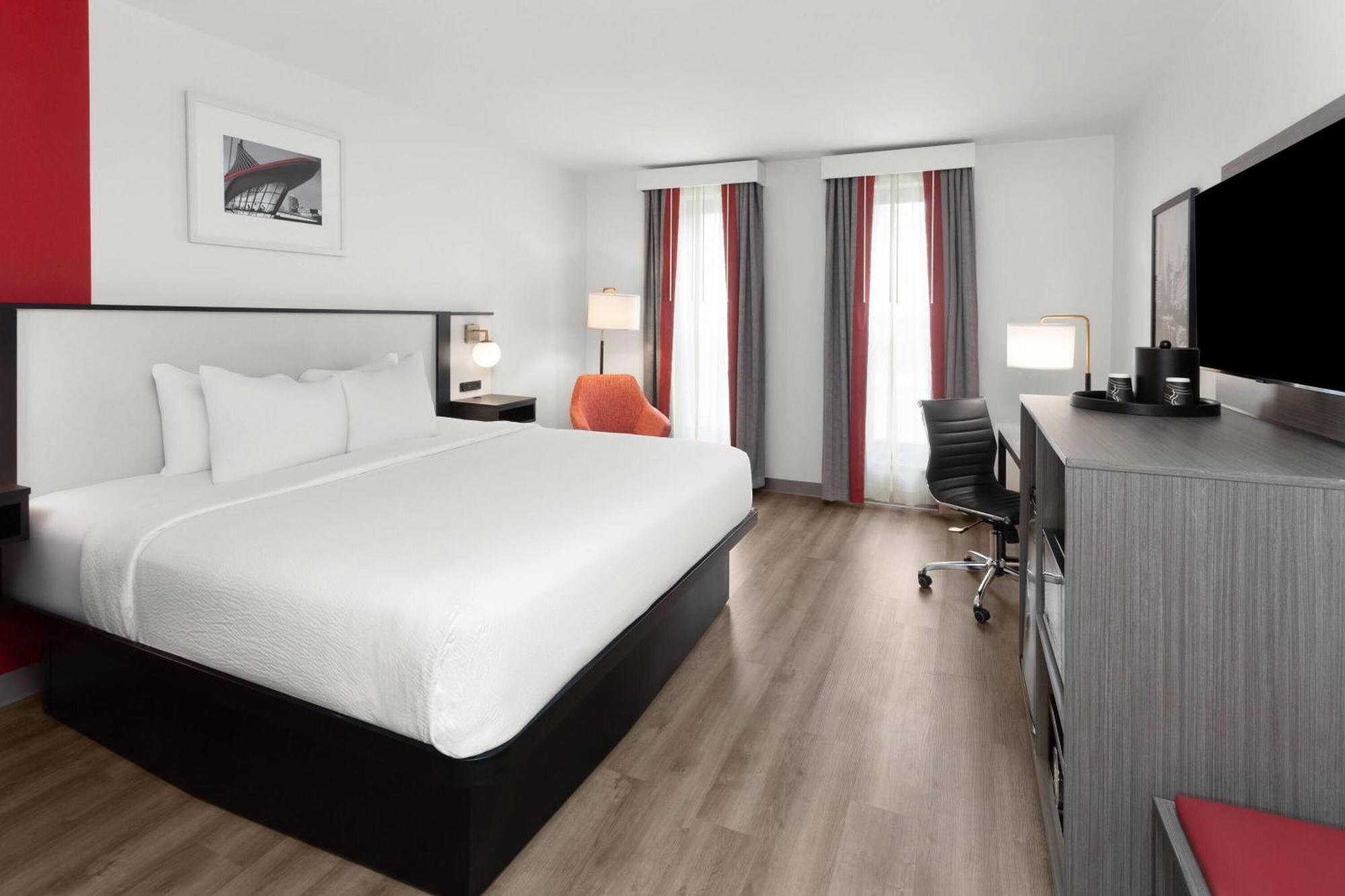 Hotel Ramada By Wyndham Milwaukee Exterior foto