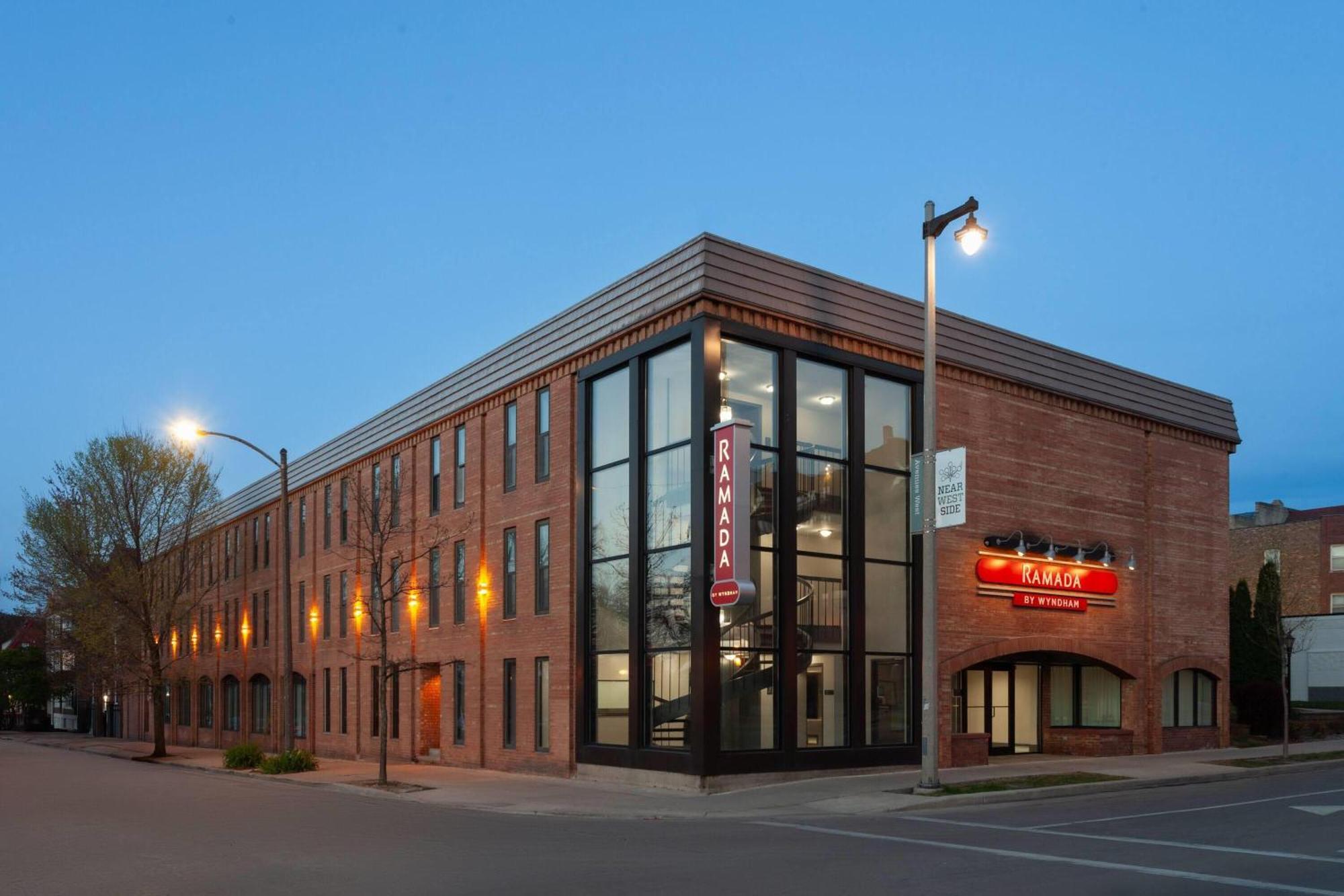 Hotel Ramada By Wyndham Milwaukee Exterior foto